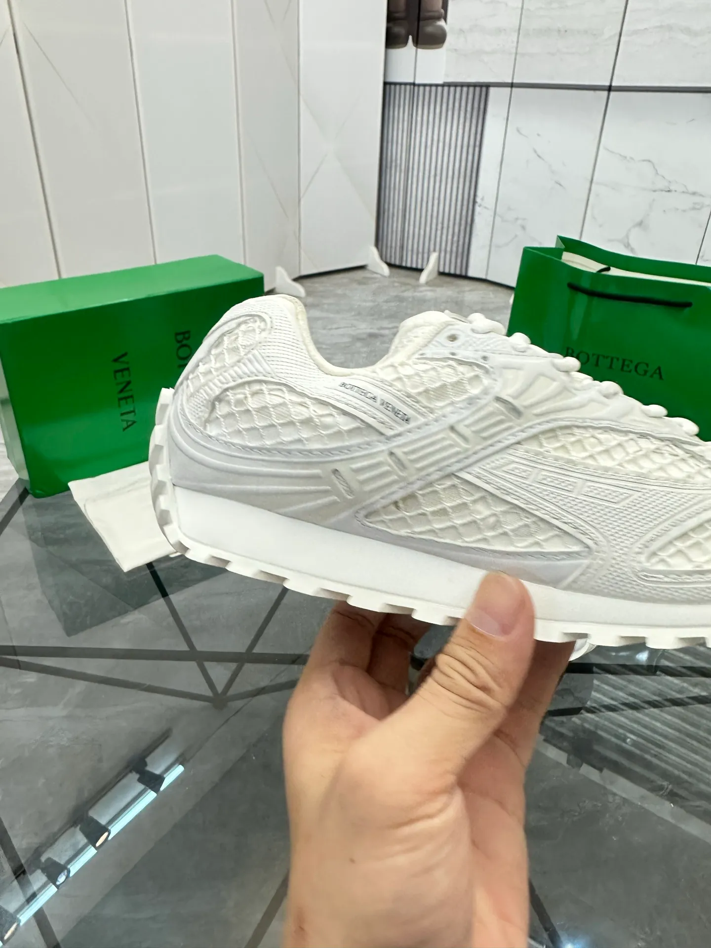 Factory men's shoes 💰: 620💰 (top version) BV Orbit sneakers Wang Yibo's same style couple's dad shoes Runner sneakers, made of lightweight technical mesh fabric. Matched with geometric pattern designed rubber outsole Wang Zha series high version Look for the package craftsmanship The actual height is much higher, but the legs are still slim. Very nice and playable and durable Matching to the standard 💯 Package shoe technology Look for the high version The outsole is made of color-blocked TPU outsole Women's model 35 36 37 38 39 40 41 (40 41 customized) Men's model 38 39 40 41 42 43 44 45. (Customized size 38 45.46) No. H345